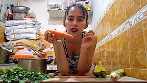 un dos tres mi primer tutorial de cocina se come la zanahoria por arriba y por abajo antes de ser follada en plena grabación de sorpresa delicioso cum