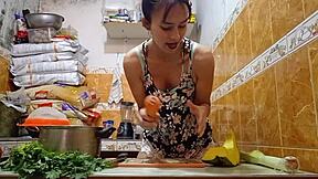 un dos tres mi primer tutorial de cocina se come la zanahoria por arriba y por abajo antes de ser follada en plena grabación de sorpresa delicioso cum