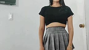 hijastra bien caliente vestida de colegiala le enseña la falda de colegiala a su padrastro y termina acostándose en su cama