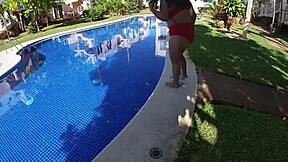 primero a la piscina y después a follar ese culo con tetas grandes demasiado rico
