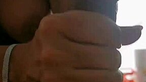 Pompino In Tenda Con Latte Caldo