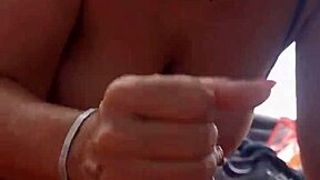 Pompino In Tenda Con Latte Caldo