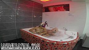 madre soltera venezolana devora una polla extranjera sin condon en jacuzzi de medellin