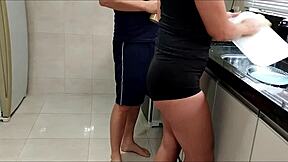meu cunhado me pega de quatro na cozinha enquanto lavo louca pelada