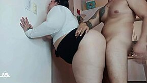 WOW! Cogiendo la vecina cachonda en casa de su marido traga toda mi leche!