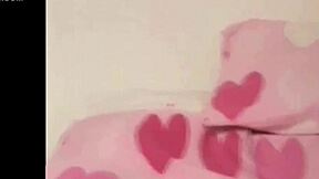 Bruna sexy stuzzica con mutandine PVC nuove in sfilata lingerie