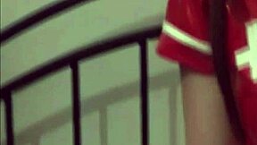 Bruna sexy stuzzica con mutandine PVC nuove in sfilata lingerie