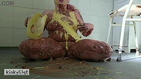 i crave squashing cake on my ass before dildo fucking