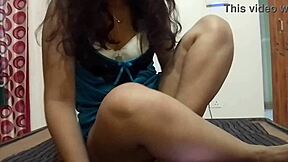 Sexy indian bhabhi shows off huge fat ass and juicy chut close up