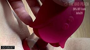 eu juro que esse brinquedinho suga minha alma inteira de prazer...