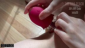 eu juro que esse brinquedinho suga minha alma inteira de prazer...