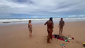 fui pra praia nudista e acabei coberta de porra quente na cara!