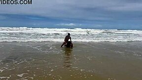 fui pra praia nudista e acabei coberta de porra quente na cara!