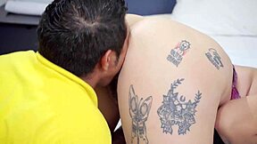 WATCH DELIVERY GUY POUND THIS CURVY LATINA HOUSEWIFE RAW!