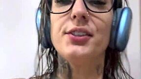 stepdaughter's babe pussy licked while she's live streaming her wet spread