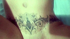 Coroa tá louca pra tirar virgindade do novinho, gemendo alto enquanto ele enche a buceta de porra quente!