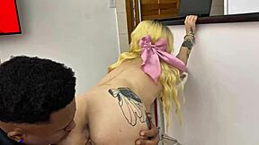 o negão consertou interfone e me fodeu pelado com creampie