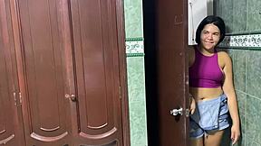 follo a mi hermanastra en el baño metiendo consolador hasta corrida