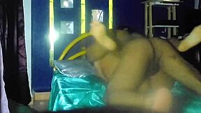 la pelicula aburre pero mi calor me lleva a follar con esta curvy latina en la cama