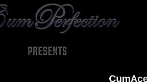 Cette salope prend un énorme facial et lèche tout jusqu'à la dernière goutte