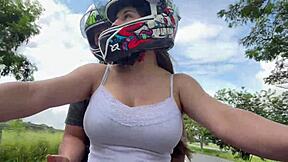 mi madrastra latina con tetas grandes naturales me recoge después de la universidad en público al aire libre