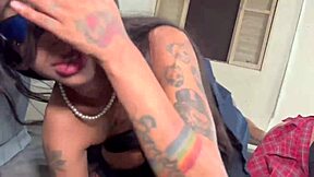 quer ver essa putaria sem limites na garganta e no cu dela??