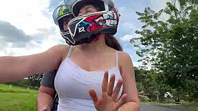 mi madrastra latina con tetas grandes naturales me recoge después de la universidad en público al aire libre