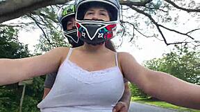 mi madrastra latina con tetas grandes naturales me recoge después de la universidad en público al aire libre