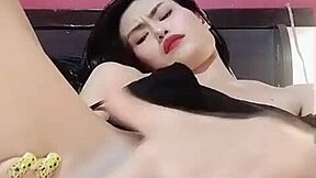 thaitwentybabe fingers her juicy wet pussy after nails