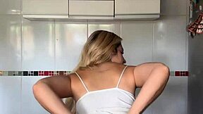 novinha SHAKES her big PIERCED ass NIPPLES solo