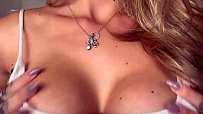 novinha SHAKES her big PIERCED ass NIPPLES solo