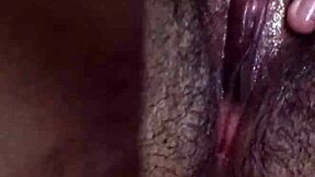 adoro esfregando minha bucetinha virgem ate gozar forte solo!