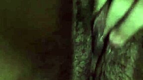 adoro esfregando minha bucetinha virgem ate gozar forte solo!