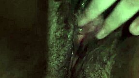 adoro esfregando minha bucetinha virgem ate gozar forte solo!