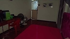 pillo a mi hermosa hermanastra en su cama mostrando su rico coño rosa y la follo duro