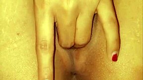 mi putita hermanastra se masturba con su coño grande y sexy en el masaje