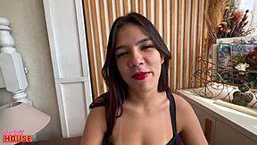 ela novinha mas já aprendeu a dar o cuzinho bem gostoso pro macho