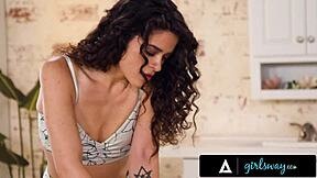 hey pawg victoria voxxx tongues casey calvert's shaved pussy during oily massage!!