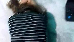 mi novio me folla duro de perrito en la cama grande.