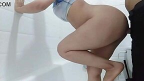 عاوزاه كلو فكسي يا شرموط فشخني جوا الحمام وجاب لبنو