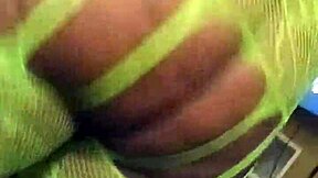 BIG ASS COUSIN TWERKS HER BOOTY NAKED BEFORE MOMMY EBONY DANCES WILD!