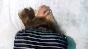 mi novio me folla duro de perrito en la cama grande.