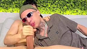 ele chupou meu cu molhado e enfiou o pau grosso nos buracos