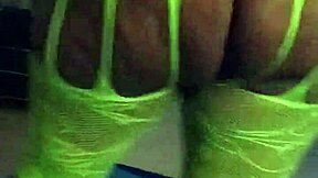 BIG ASS COUSIN TWERKS HER BOOTY NAKED BEFORE MOMMY EBONY DANCES WILD!