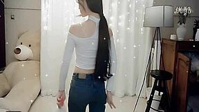 that sexy chinese girl shakes her ass dancing on cam