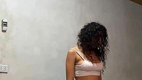 oye mira esta colombiana tetona universitaria en camara espia undressing tetas en publico