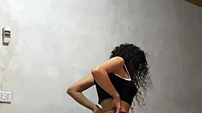 oye mira esta colombiana tetona universitaria en camara espia undressing tetas en publico