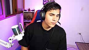 Streamer couple pounds creampie live on cam