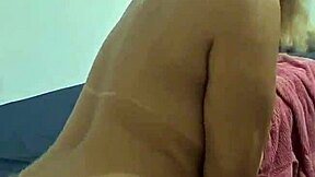 procurando um macho pra socar na nossa bunda na praia... achamos um virgem!