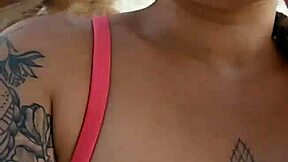 procurando um macho pra socar na nossa bunda na praia... achamos um virgem!